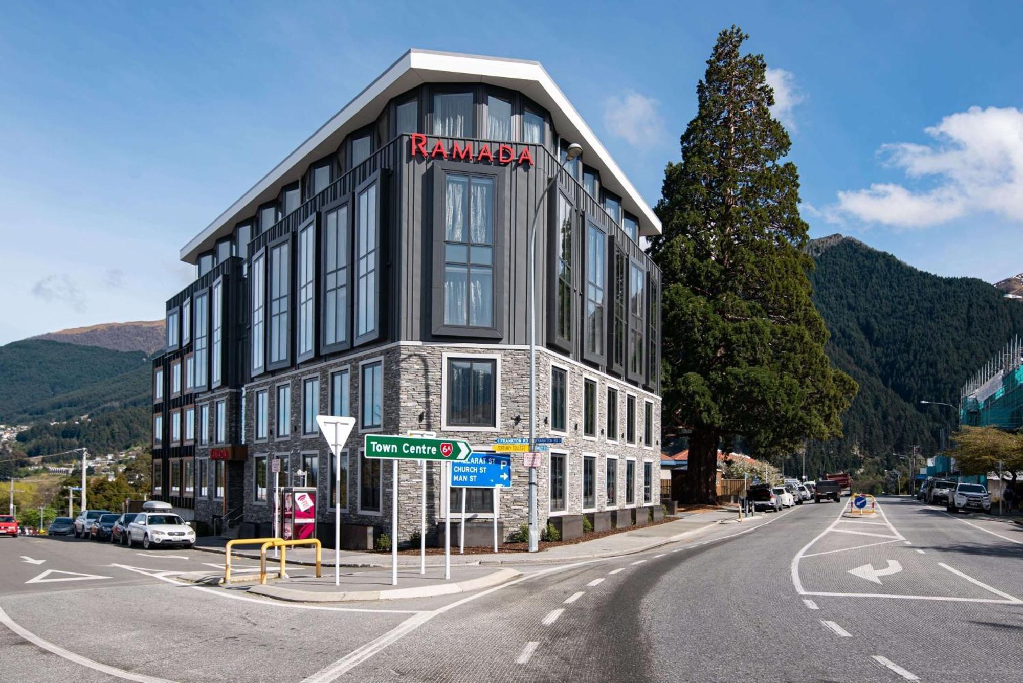 Ramada By Wyndham Queenstown Central Zewnętrze zdjęcie